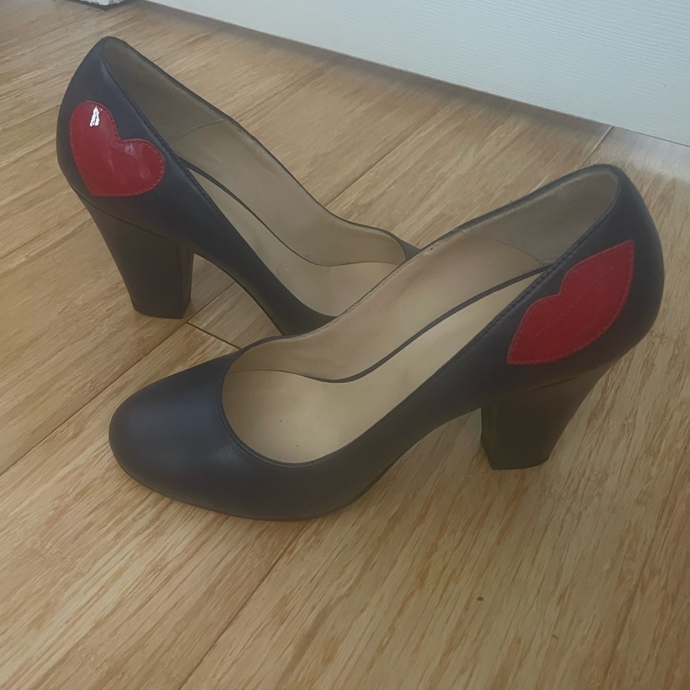 EUC navy leather round toe stacked heel pumps sz 38